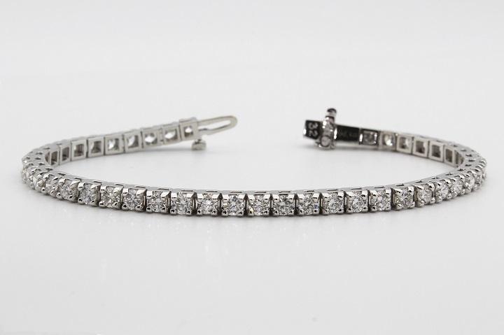 What is a tennis bracelet?
