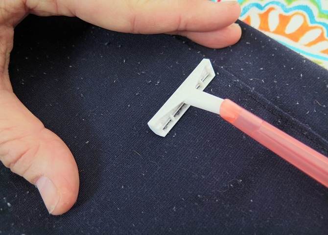  Use razors to remove pilling from clothes
