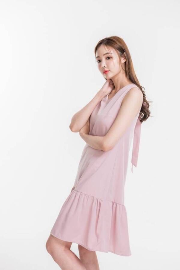 Sleeveless crepe dress in pink:
